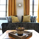 Le Baldaquin / Les Romantiques Apartment