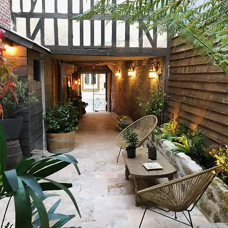 Le Baldaquin / Les Romantiques Apartamento