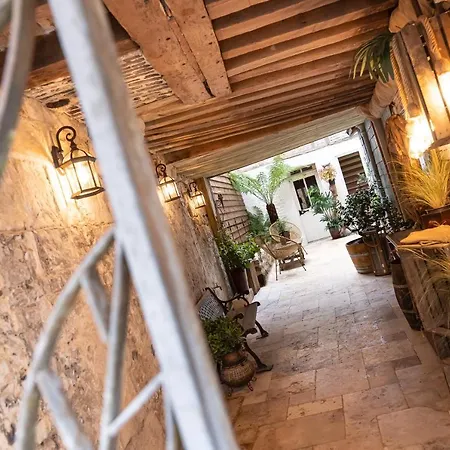 Le Baldaquin / Les Romantiques Apartment *