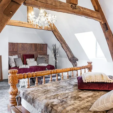 Le Baldaquin / Les Romantiques Apartment *