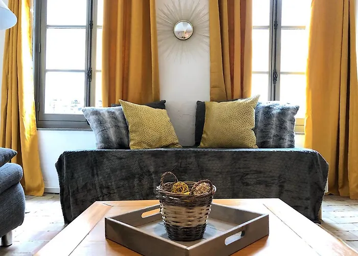 Le Baldaquin / Les Romantiques Apartment