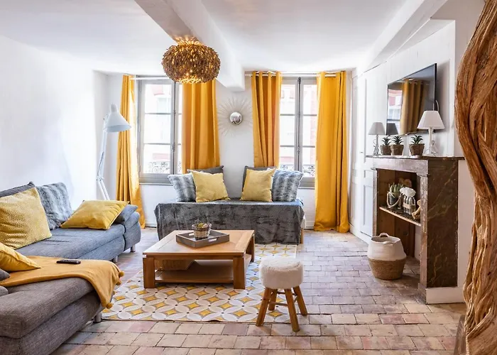 Le Baldaquin / Les Romantiques Apartment *