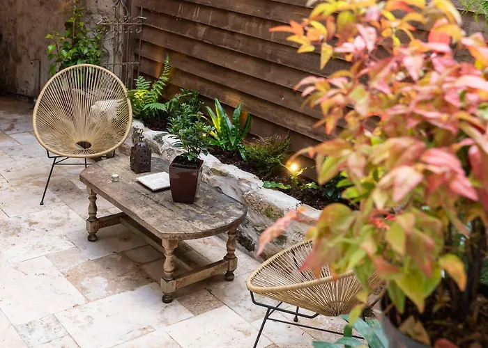 Le Baldaquin / Les Romantiques Apartment *