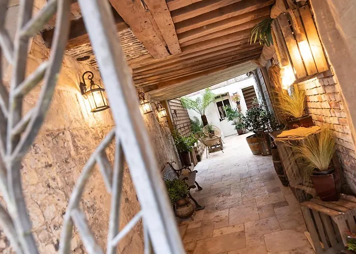 Le Baldaquin / Les Romantiques Apartment *