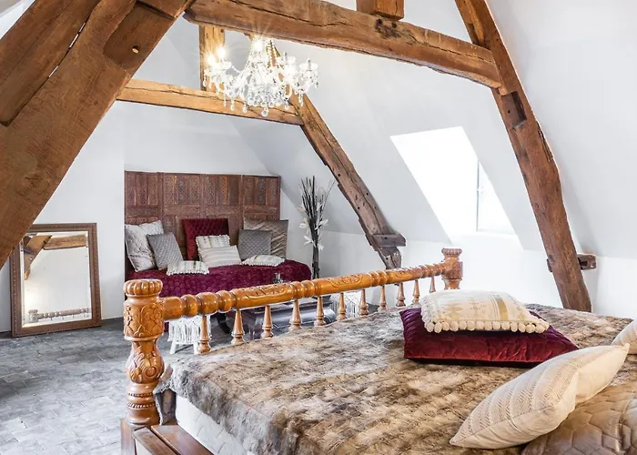 Le Baldaquin / Les Romantiques Apartment *