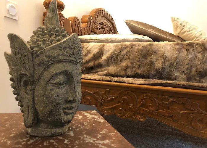 Le Baldaquin / Les Romantiques Apartment